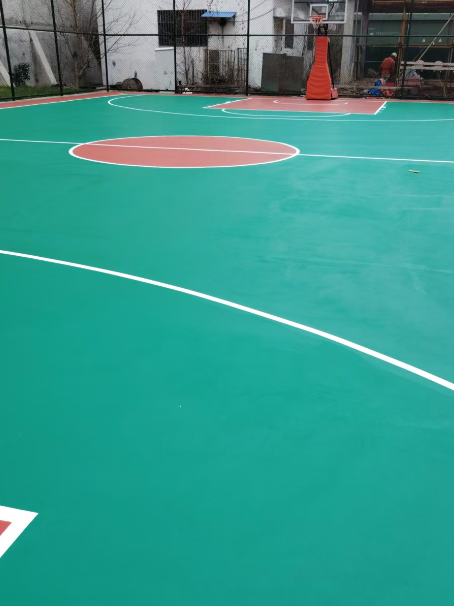 绥化 球场长期使用易出现地面开裂